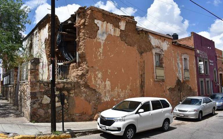 En riesgo habitantes del Centro por un poste a punto de colapsar